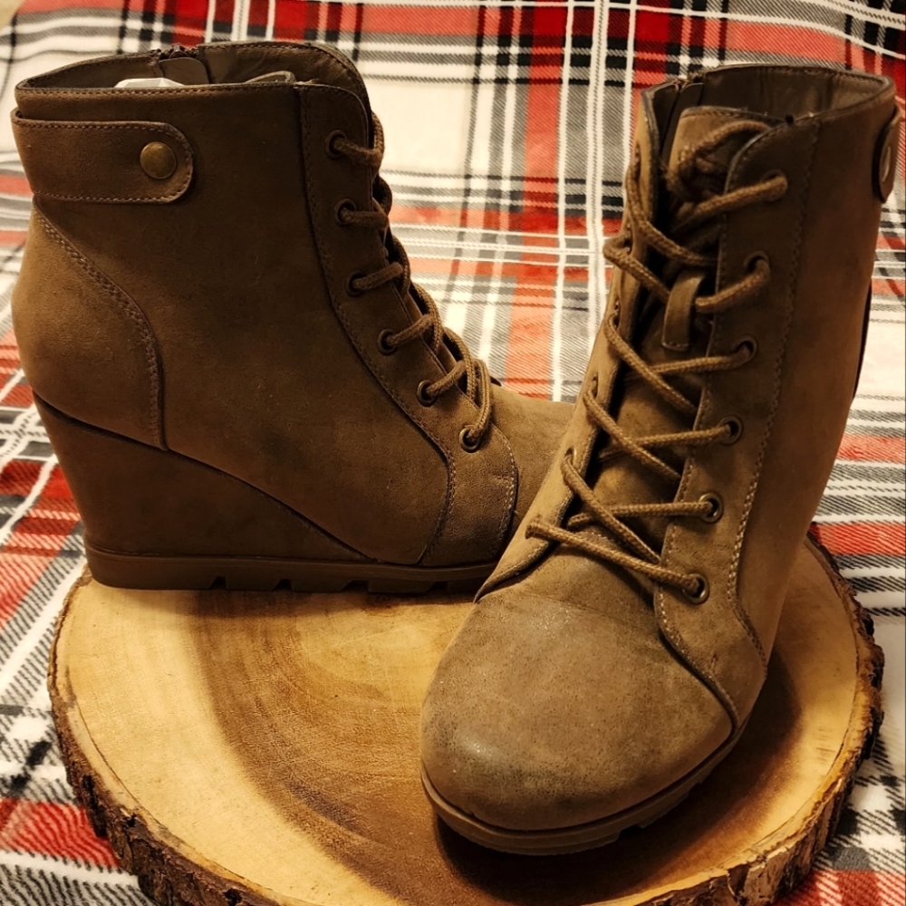 New w/o tags. UNR8ED Wedge Boots